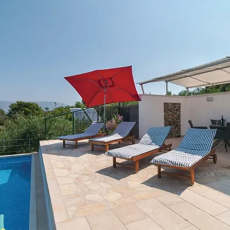 펜션 Holiday 96 With Outdoor Swimmingpool